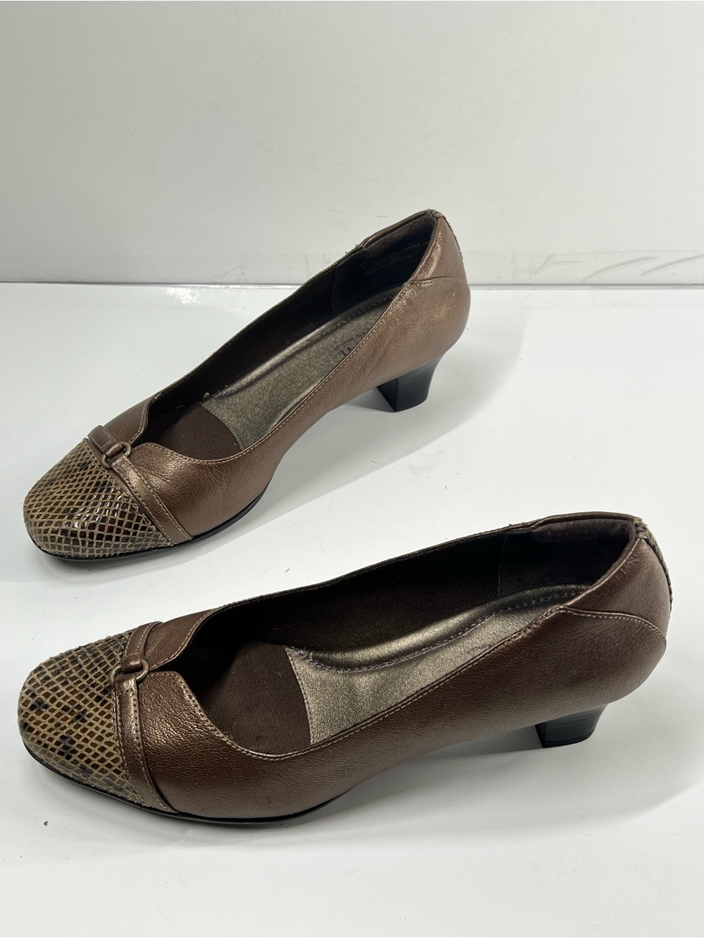 ARAVON Bronze Metallic Snakeskin Cap Toe Low Heel Pumps Women’s 8.5